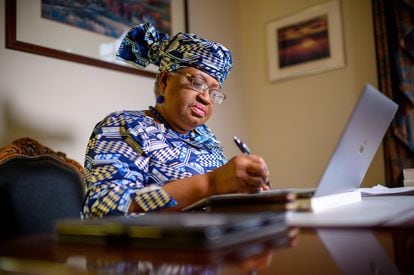 A nigeriana Ngozi Okonjo-Iweala prepara seu discurso após ser nomeada, em sua casa de Potomac, Maryland.
