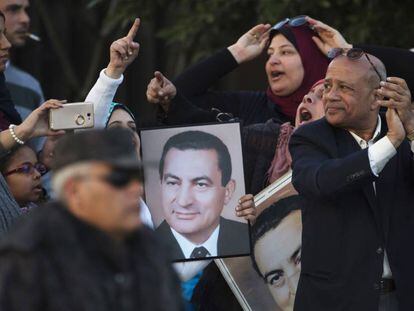 Apoiadores de Mubarak comemoram a absolvi&ccedil;&atilde;o do ex-ditador.