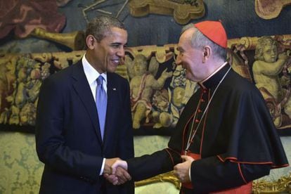 O secret&aacute;rio do Vaticano, Pietro Parolin, cumprimenta Obama. 