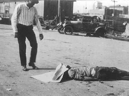 O corpo de um afro-americano em uma rua de Tulsa depois do massacre racial de 1921.