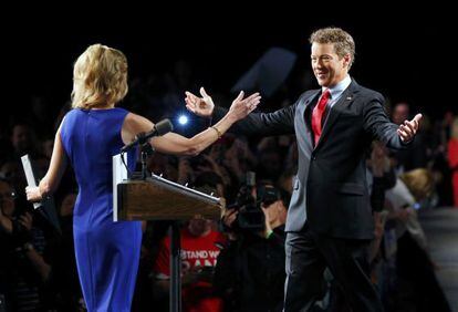 Rand Paul se prepara para abraçar sua mulher Kelley antes de anunciar sua candidatura.
