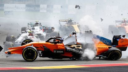 O carro de Fernando Alonso depois da batida na primeira curva do circuito.