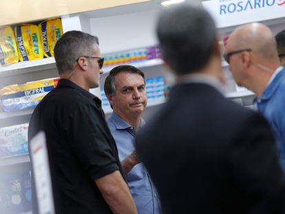 O presidente do Brasil, Jair Bolsonaro, é visto em uma farmácia em Brasília nesta sexta-feira.