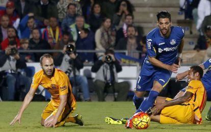 Iniesta (à esq.) na partida contra o Getafe.