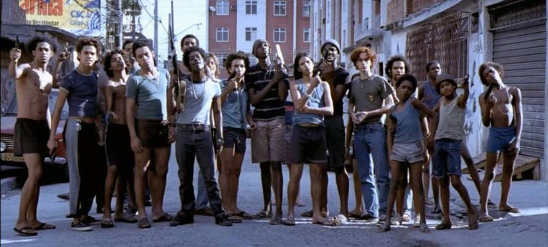 O elenco de ‘Cidade de Deus’; Ivan O Terrível, de short, é o quinto a partir da esquerda.