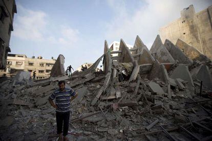 Restos de um dos edifícios bombardeados nesta terça-feira em Gaza.