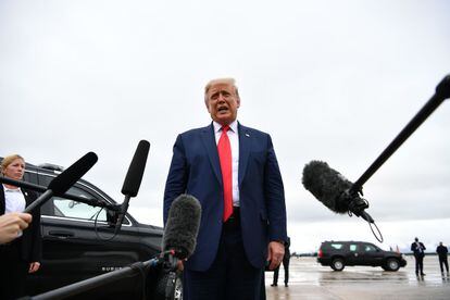 O presidente Donald Trump se dirige à imprensa antes de embarcar no ‘Air Force One’, na base aérea Andrews, em Maryland, na quinta-feira passada.
