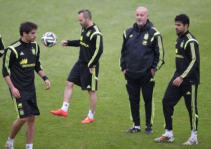 Del Bosque, com Diego Costa, Iniesta e Javi Martínez.