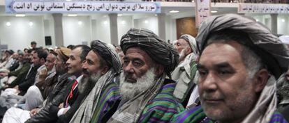 Membros da assembleia da Loya Jirga afegã reunida na quinta-feira em Kabul.