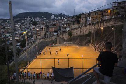 Um jogo de futebol no Brasil.