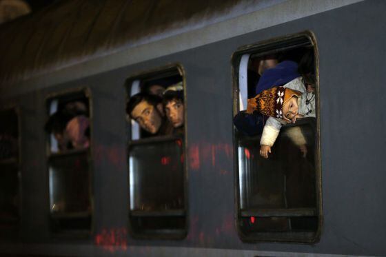 Trem transporta dezenas de refugiados da Croácia até a Eslovênia.