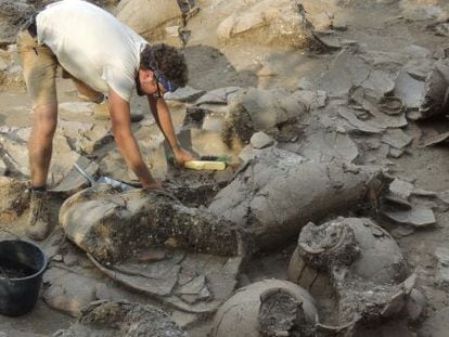 O arqueólogo Zach Dunseth, com as ânforas de vinho encontradas nas ruínas de um palácio em Nahariya (Israel).