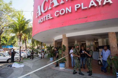 Um cadáver coberto em frente a um hotel de Acapulco.