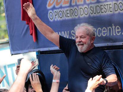 Lula carregado por apoiadores no dia de sua prisão, em 7 de abril.