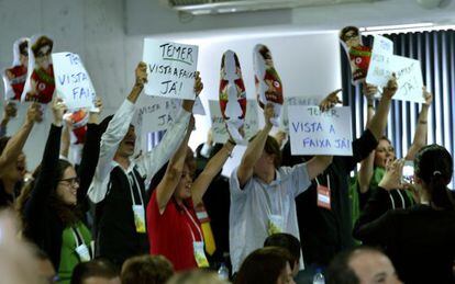 Manifestantes no congresso do PMDB.