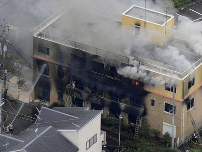 Os bombeiros trabalham no incêndio no edifício da Kyoto Animation.