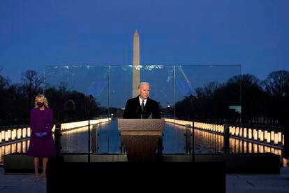Biden nesta terça-feira em Washington, em ato em homenagem pelas vítimas da pandemia, que passam de 400.000 nos EUA.