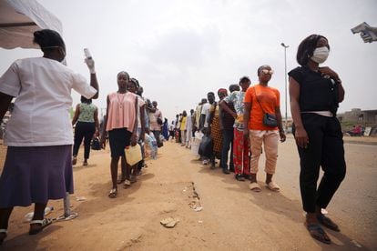 Nigerianos em fila para medir a temperatura em Abuja, na segunda-feira passada.
