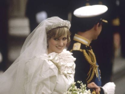 Diana e Carlos de Gales no dia de seu casamento, o 28 de julho de 1981, em Londres.