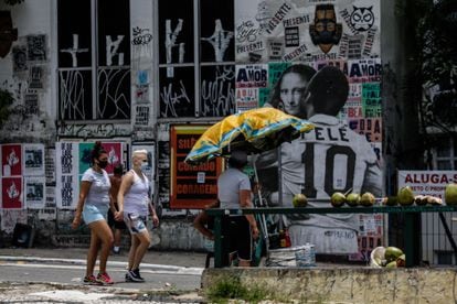 Duas mulheres caminham no centro de São Paulo na segunda-feira, 25 de janeiro, feriado na capital.
