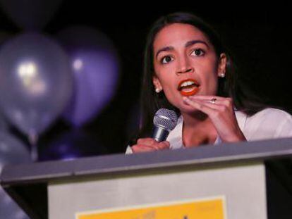 A democrata Ocasio-Cortez, que trabalhava como garçonete e será a mais jovem do Capitolio, diz ter dificuldades para costearse um apartamento ante sua chegada à capital