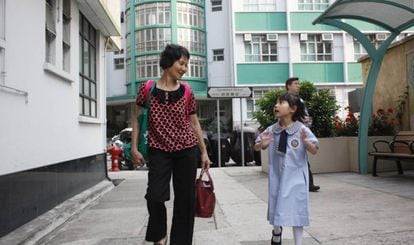Fok Mei-sung, de 66 anos, voltando da escola com sua neta.