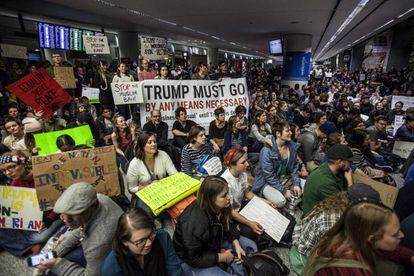 Protesto no aeroporto de San Francisco ao qual se uniu Sergey Brin, cofundador do Google.