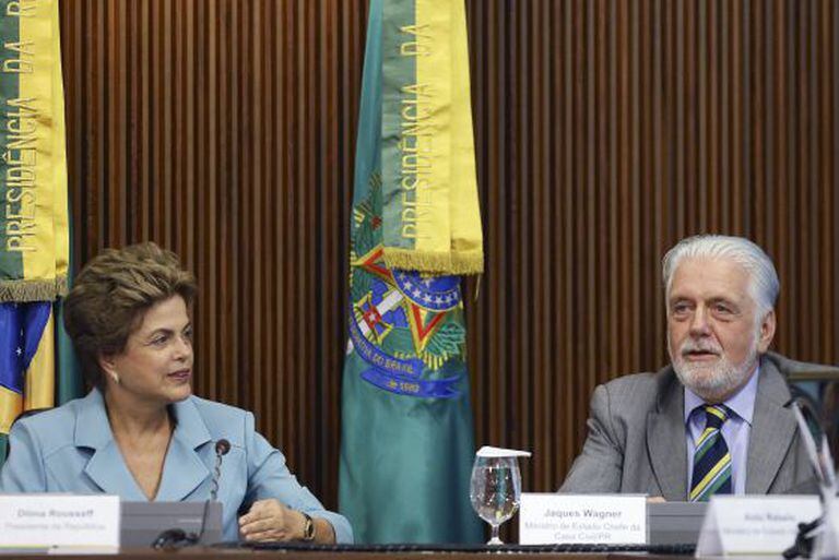 Dilma e o ministro Jacques Wagner.