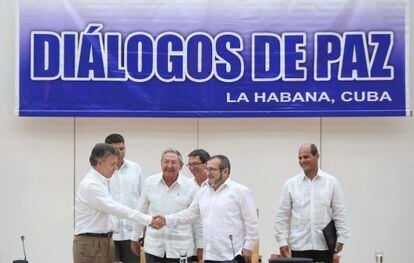Santos e Timochenko se cumprimentam em Havana.