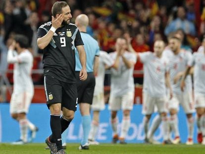 Higuaín lamenta derrota para a Espanha, em Madri.