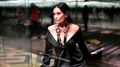 Demi Moore vestida pronta para entrar na passarela em que a Fendi apresentou sua coleção de alta costura em Paris em 27 de janeiro.