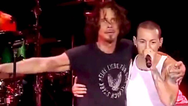 Chris Cornell e Chester Bennington, juntos no palco interpretando 'Hunger strike'.