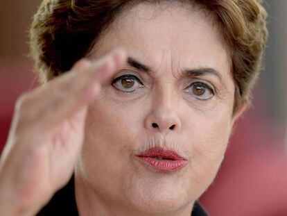 A ex-presidenta Dilma em entrevista a jornalistas estrangeiros em 2016. 