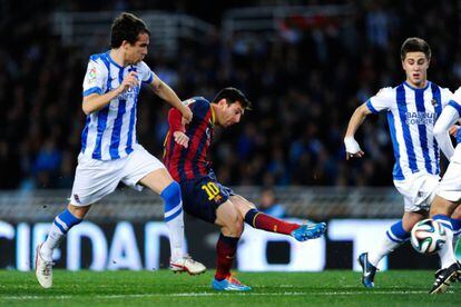 Messi marca entre Mikel González e Gaztañaga.
