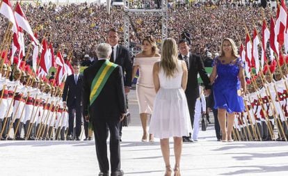 Michel e Marcela Temer recebem Bolsonaro, Mourão e suas mulheres na rampa do Palácio do Planalto, no dia 1º.