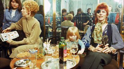 Duncan Jones, com os pais David e Angie, em 1974.