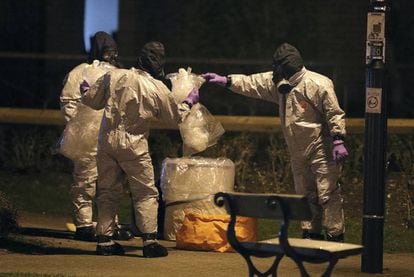 Pesquisadores com trajes protetores coletam provas no shopping de Salisbury onde o espião russo e sua filha foram envenenados, na terça-feira