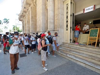 Cidadãos fazem fila em uma lanchonete de Havana, no último sábado.
