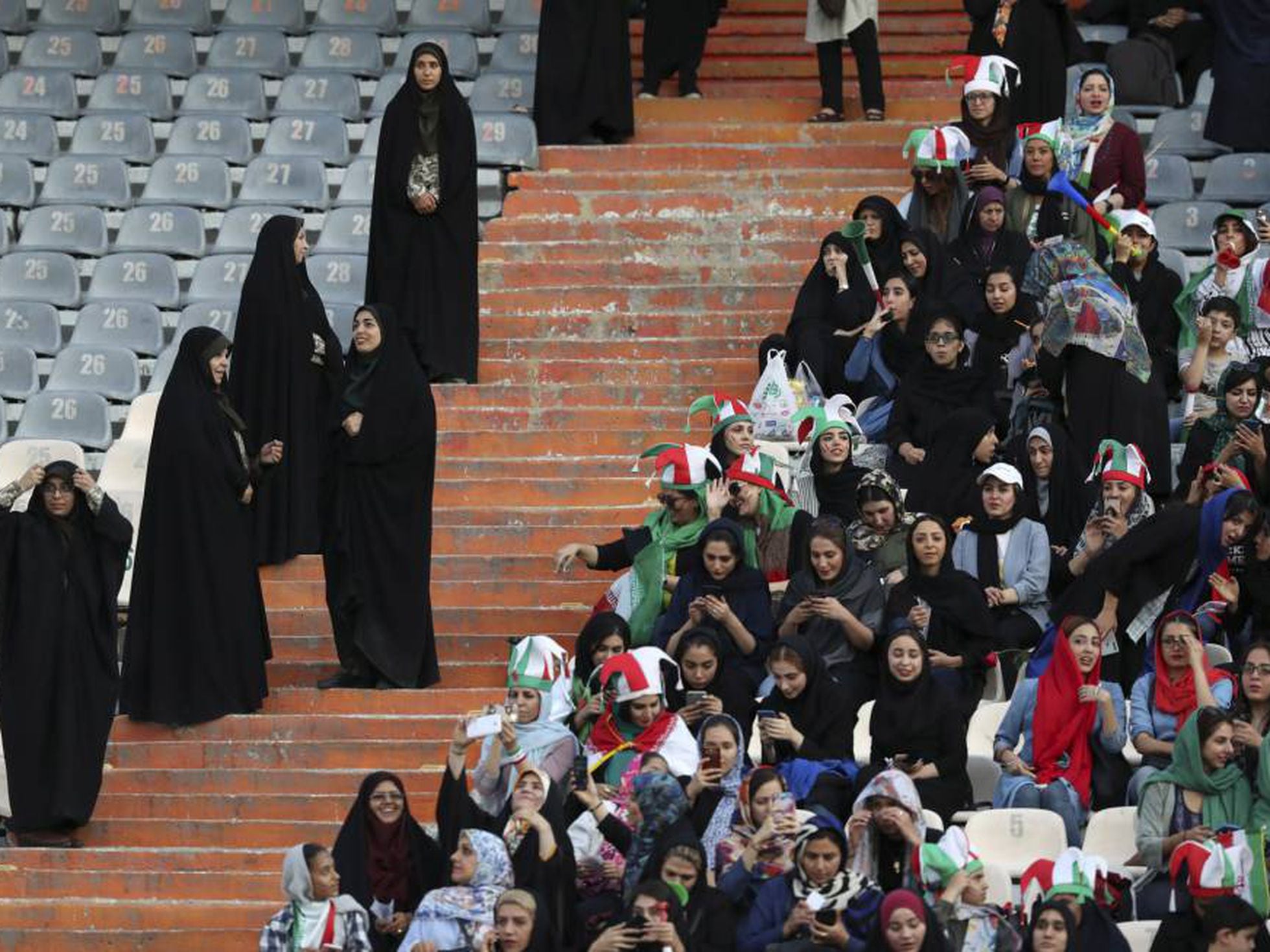 Mulheres iranianas assistem a jogo da 1ª divisão pela 1ª vez em