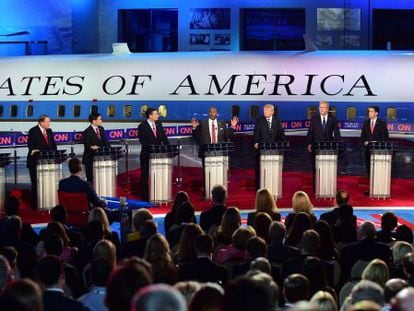 Pr&eacute;-candidatos republicanos no debate do dia 16. 