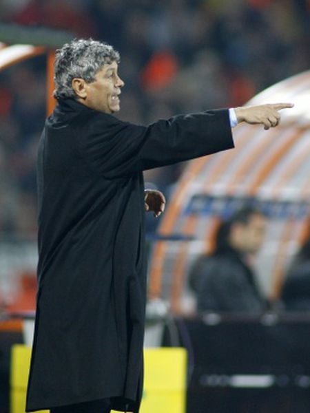 Lucescu dá instruções durante uma partida do Shakhtar.
