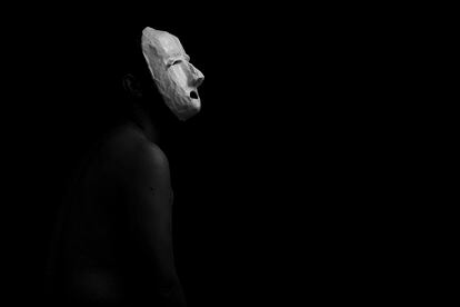 Uma das fotos do ensaio "Banzo", de Roger Silva. As máscaras são de autoria do artista plástico Gilbef.