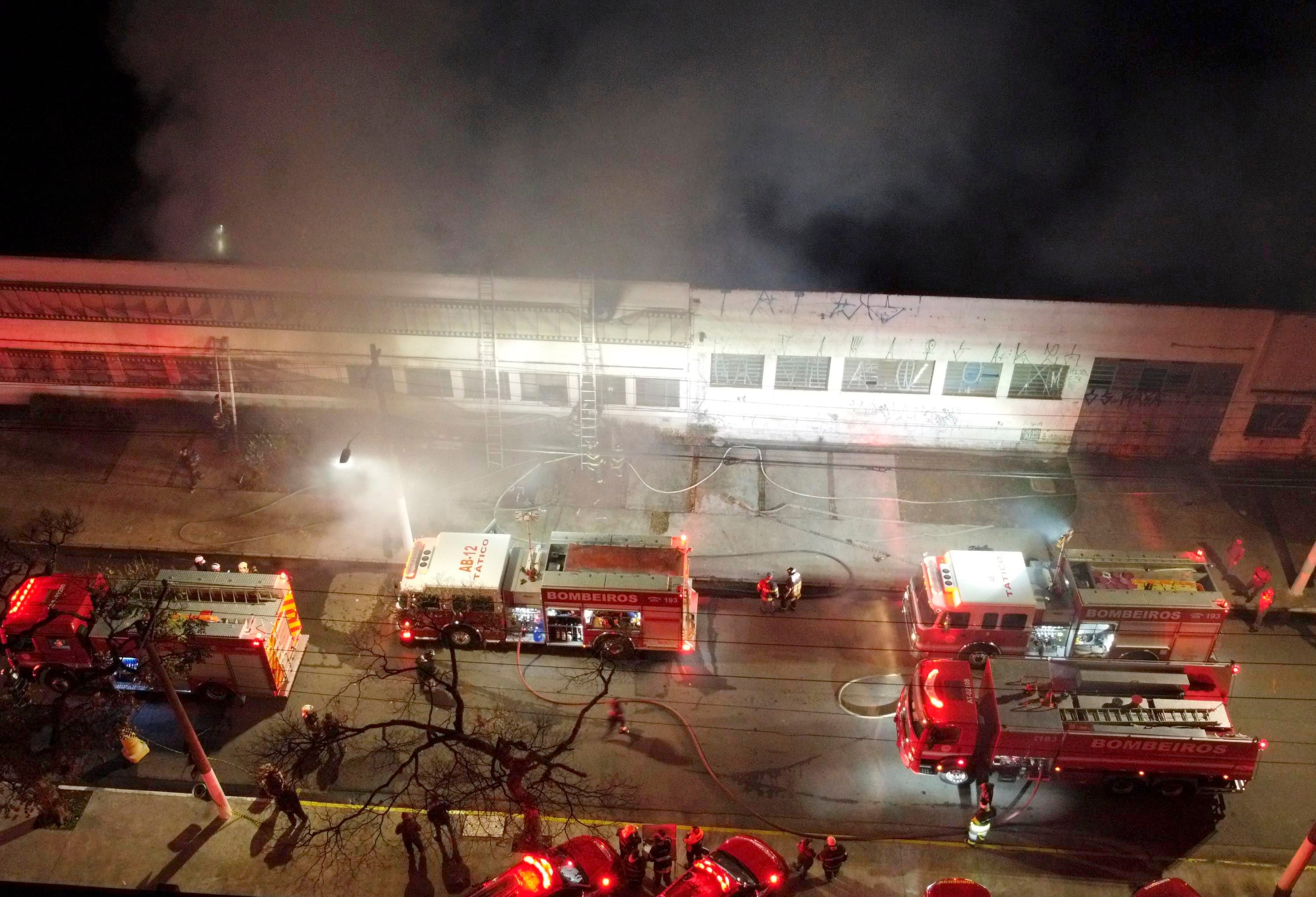 Bombeiros tentam conter as chamas do incêndio em um dos armazéns na Cinemateca Brasileira em São Paulo, 29 de julho 