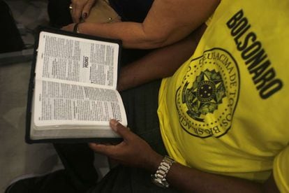 Apoiador de Bolsonaro lê a Bíblia em um culto evangélico.