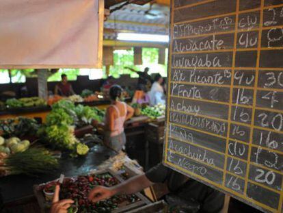 Uma tabela de preços em um mercado de Havana.