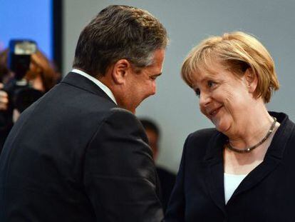 Gabriel, líder dos social-democratas, cumprimenta Merkel em seu aniversário, dia 17 de julho.