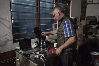 Bernardo Benítez, pai de Bernardo, desaparecido, toma café.