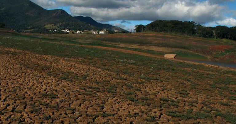 Imagem do reservatório do Cantareira em julho de 2014.