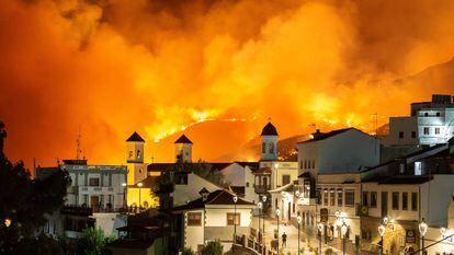 O município canário de Tejeda, na noite de sábado com o incêndio ao fundo.