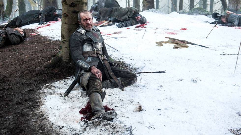 Debaixo da perna direita de Stannis, destaca-se o cabo e o carregador de um laptop.